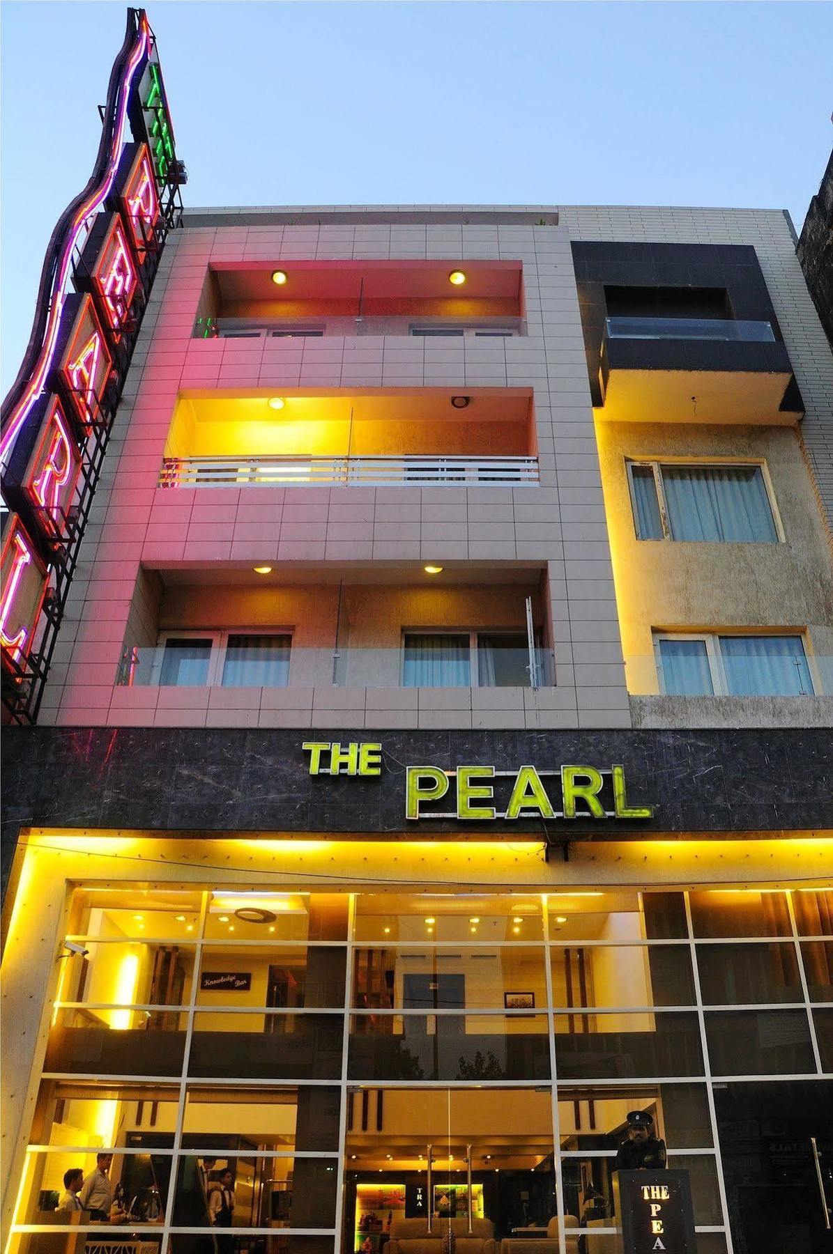 The Pearl Hotel New Delhi Bagian luar foto