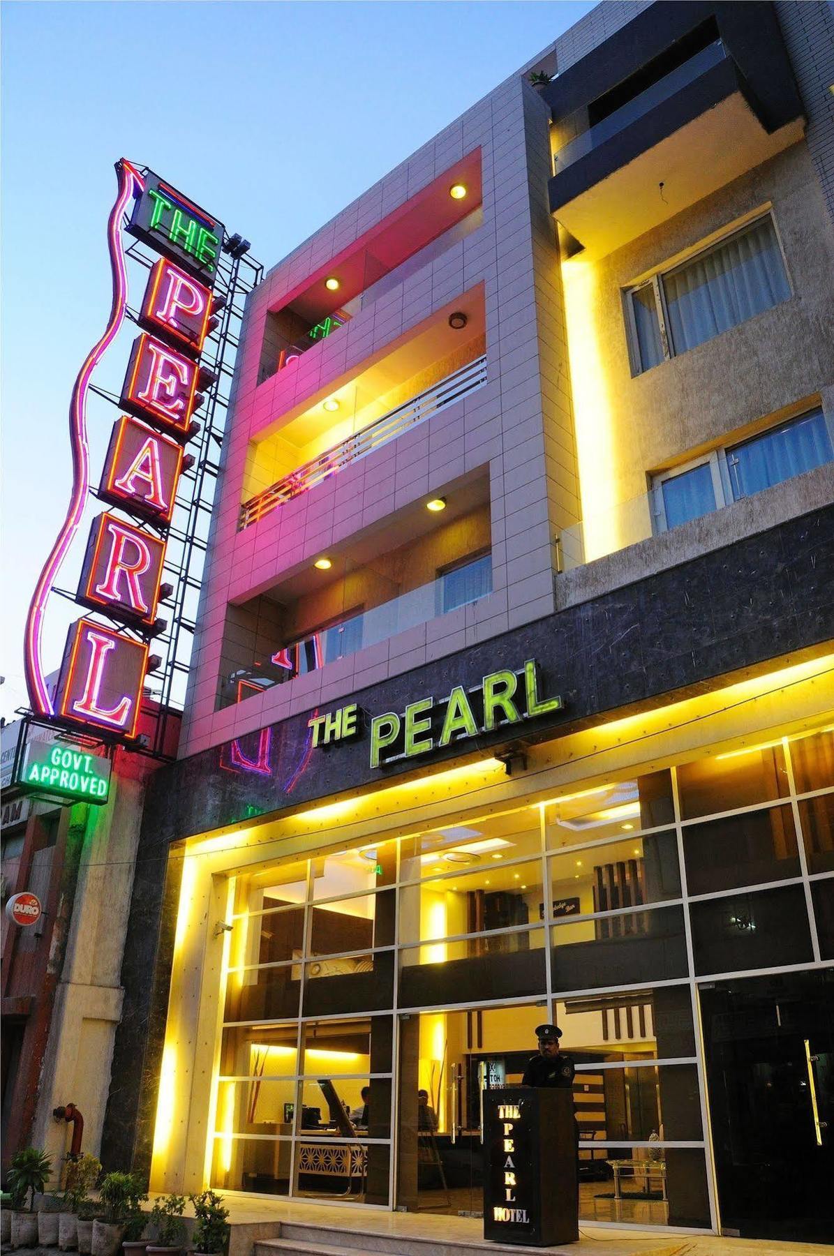 The Pearl Hotel New Delhi Bagian luar foto